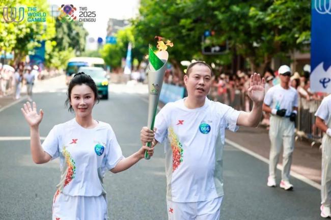 英雄机长刘传健任世运火炬手