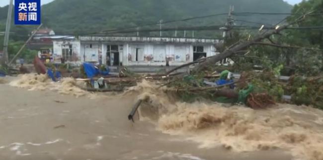 直击密云水库泄洪 市民远离河道