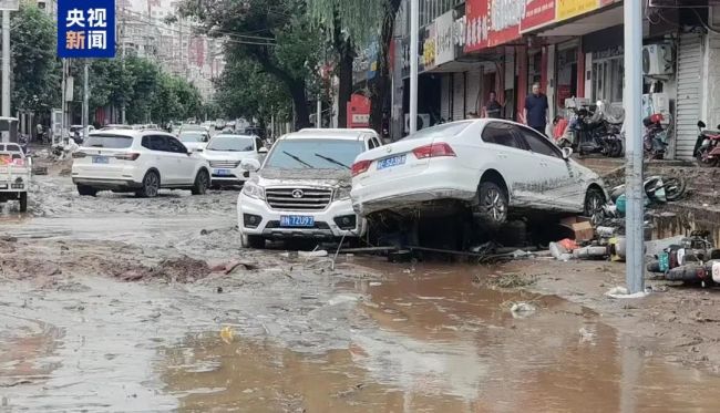北京密云太师屯暴雨引发洪涝：小区车辆被冲走