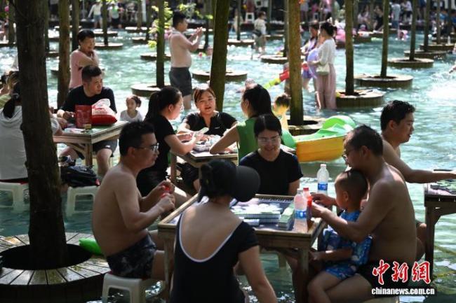 成都游客体验“水上麻将” 清凉一夏新玩法
