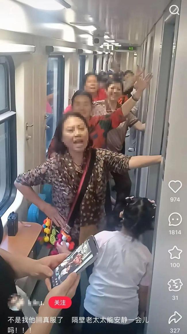 多名老人在火车走道放音乐跳广场舞 引发网友热议