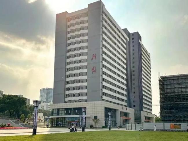 高校宿舍楼部分对外经营引质疑：承诺与现实不符
