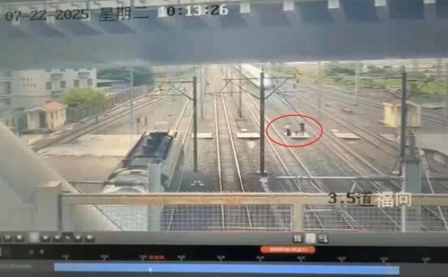 餐车人员违规横越线路险被撞 紧急制动避免事故