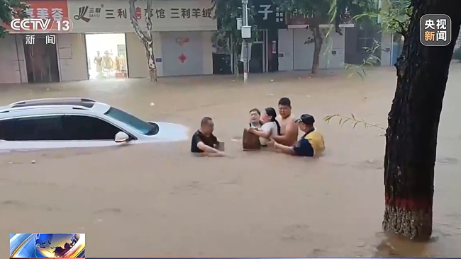 河北阜平执法队员洪流中救出6名群众