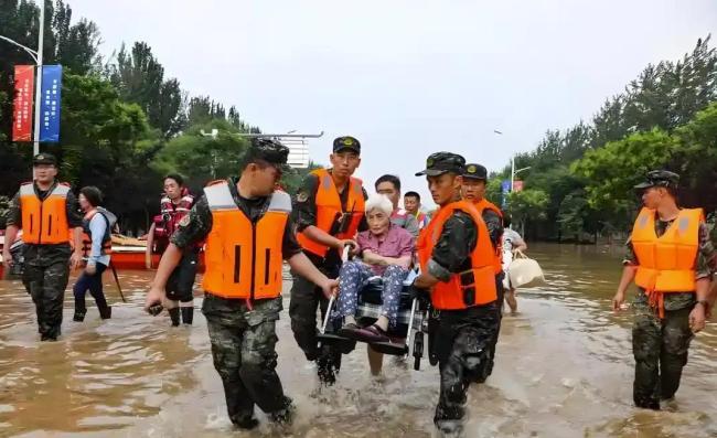 凌晨洪水来袭 密云大哥挨家敲窗救人 暴雨破历史记录