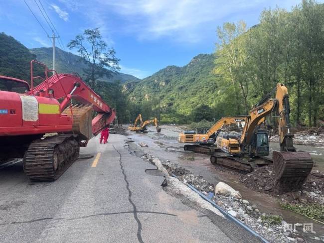 北京强降雨致多地道路中断 国道234抢通进行中 多部门全力支援