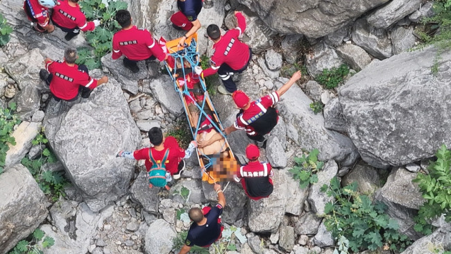 男子上山采嘟柿被困 多部门搜救 无人机悬崖救人