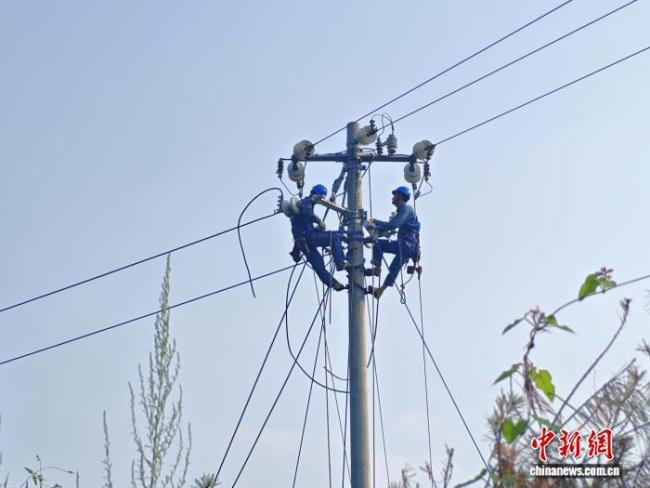 北京密云、延庆和怀柔地区96个村恢复供电电力抢修持续进行