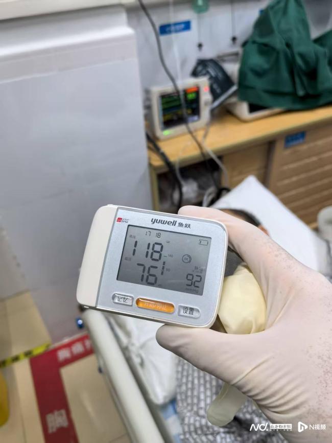 生死时速！救护车偶遇车祸 他们争分夺秒展开救援