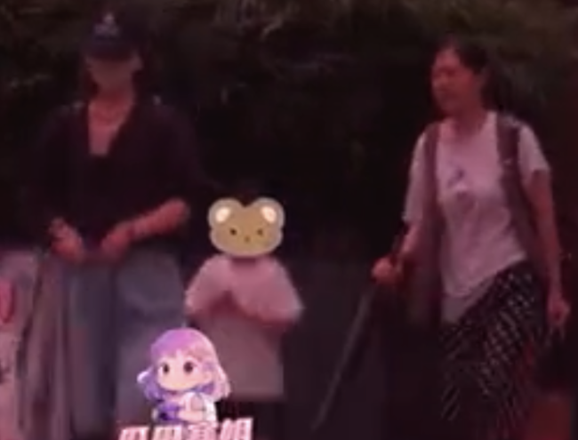 赵丽颖带儿子逛街看展 母子相处自然温馨