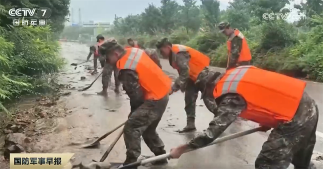河南救援队支援北京怀柔抗洪一线 多地受灾紧急救援