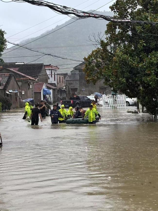 镇海汶溪村严重内涝 村干部涉水救援转移被困群众