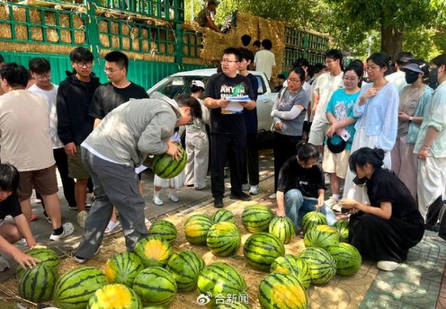 安徽一高校请留校生免费吃瓜 清凉心意暖人心