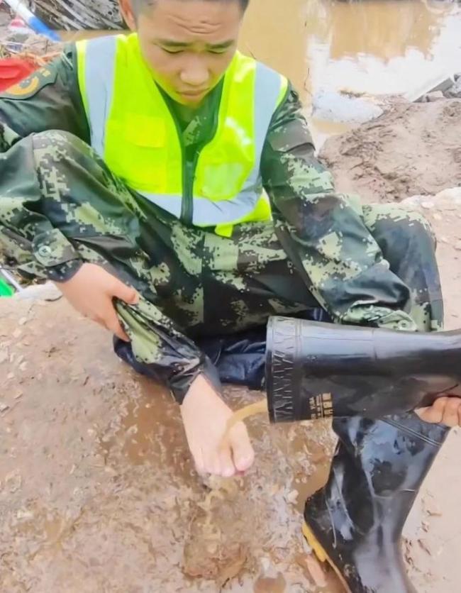 北京16岁少年李梓辉参与救援