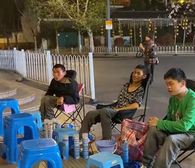 三名脑瘫男生合伙摆摊卖姜蒜生活，一天赚45元