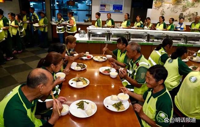 成都一餐廳8年白送28萬(wàn)份餐 以“請(qǐng)”字傳遞尊重