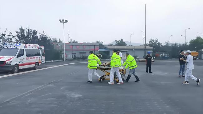 9架无人机向北京灾区空投面包火腿肠 空中生命线救援