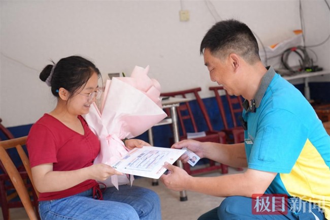 “玻璃女孩”收到武汉大学的进入通知，现实中