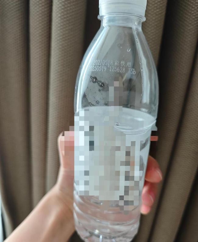 女子酒店喝出咸味矿泉水 市监局回应