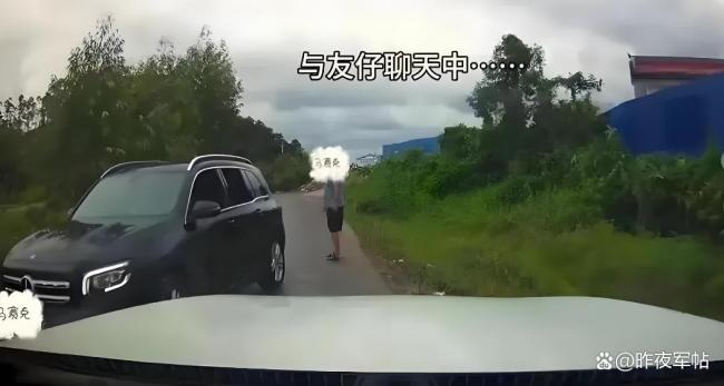 法治社会容不下“亮证特权”！关键在于奔驰女司机能指挥警察上门