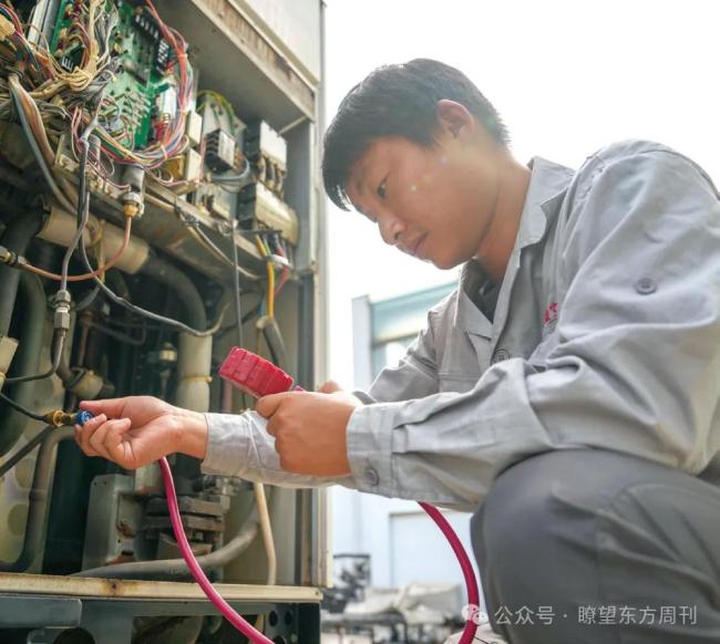 苏超赛场上谁在踢球谁在看球 为城市而战