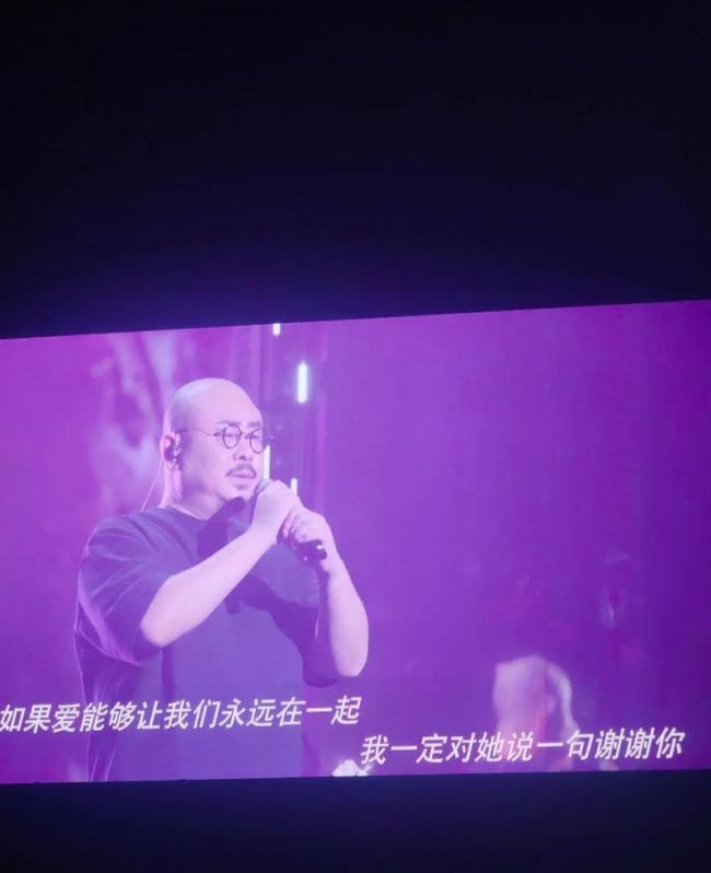 你觉得刀郎宜昌演唱会的氛围如何 草坪变身“刀迷专属能量区”