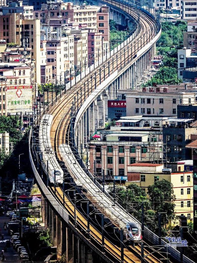 復(fù)興號“狂追”和諧號！網(wǎng)友：交警管嗎？