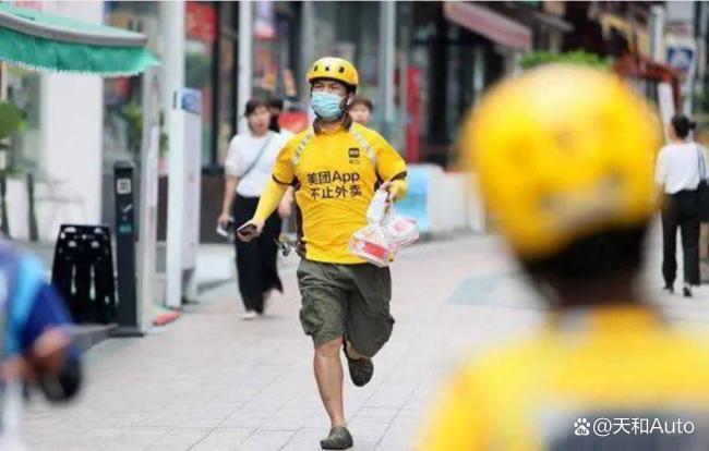 买超称险撞上闯红灯的外卖员 配送乱象引深思