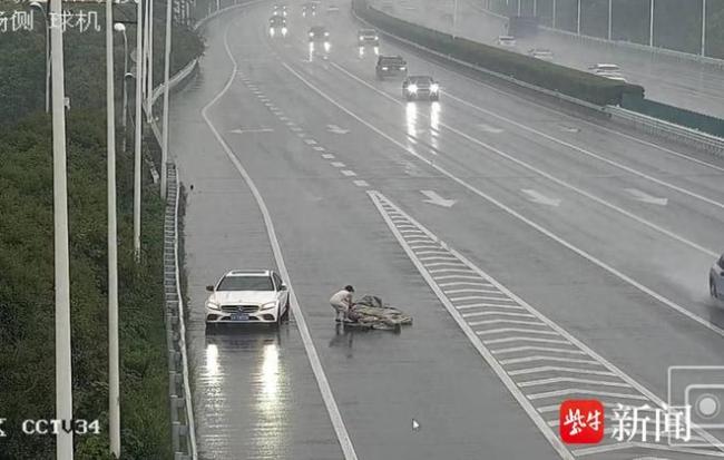 奔驰女司机回应冒雨清理高速障碍物