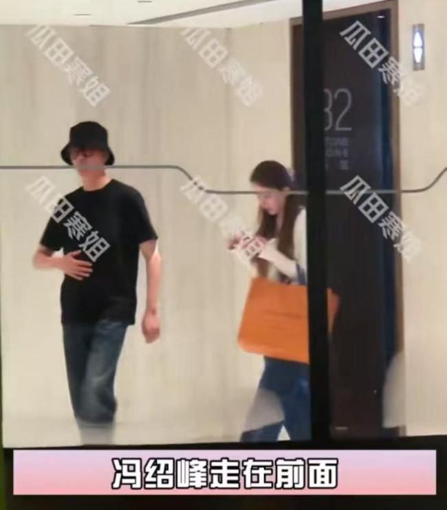冯绍峰带女友逛街感情稳定！
