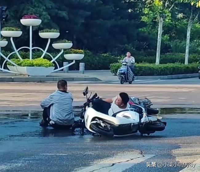 小伙撞闯红灯大爷救人后质问 拿命换省钱的固执