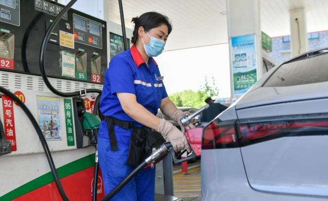8月12日油价将再次上涨 车主压力大 油箱刚满又涨价
