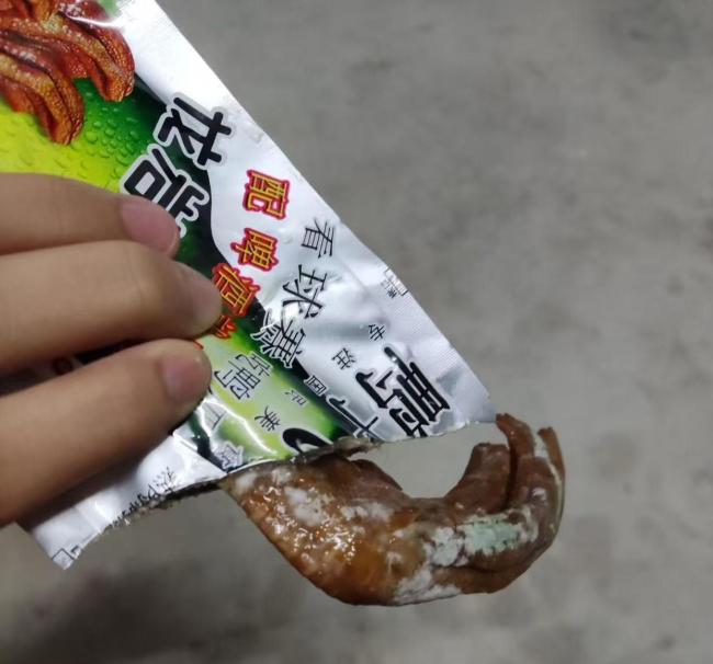 消费者曝光知名零食品牌鸭爪发霉
