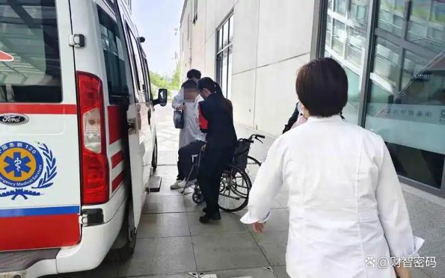 13岁小孩哥帮受伤乘客包扎 少年急救技能展风采