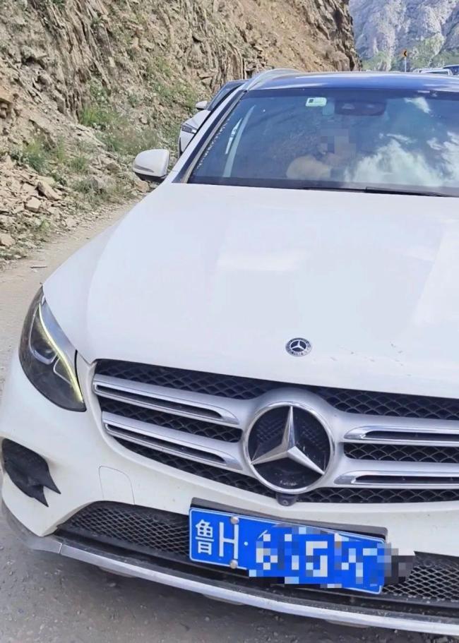 奔驰车主逆向超车逼停摩托 双方争执未果