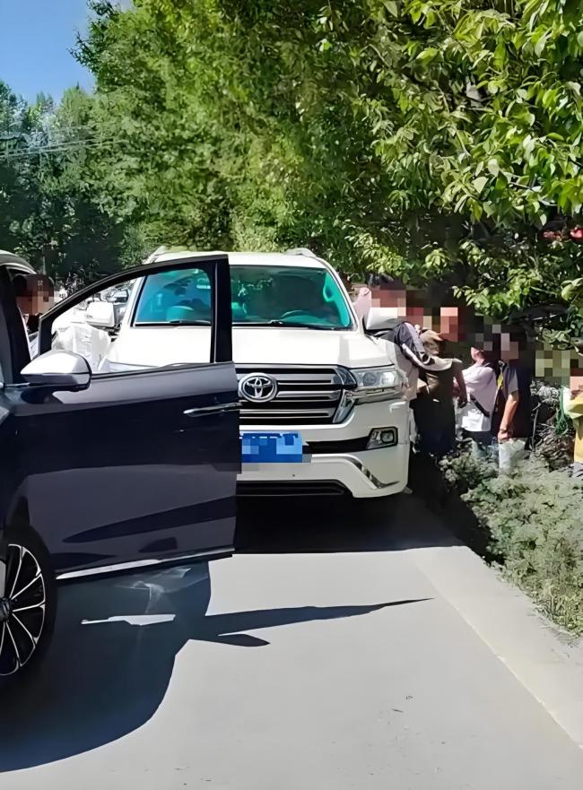 交警回應(yīng)司機(jī)逆行插隊(duì)還放狠話 違規(guī)變道引發(fā)沖突