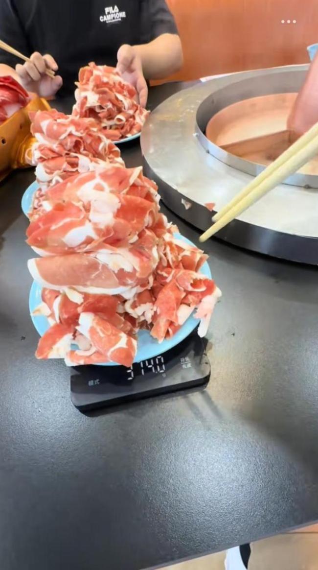 媒体评火锅店阴阳菜单事件 曝光引发调查