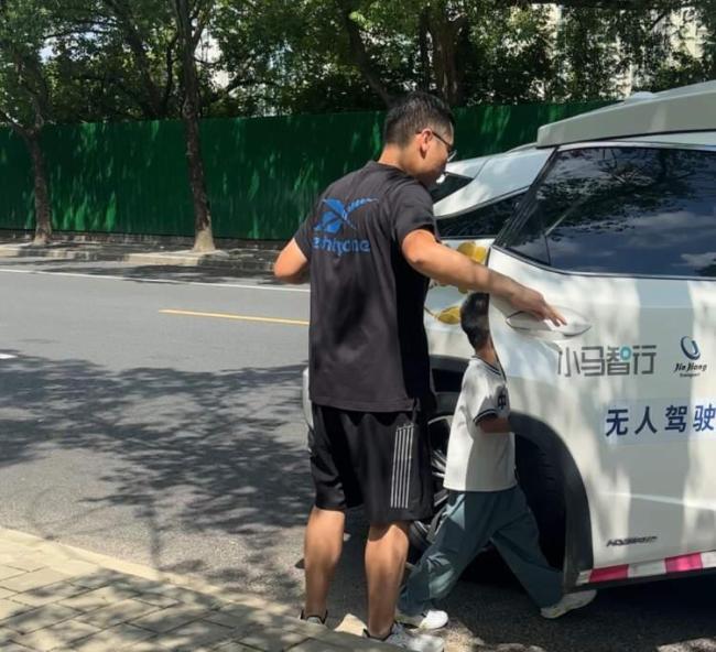 上海无人驾驶出租车预约火爆 市民尝鲜热度高