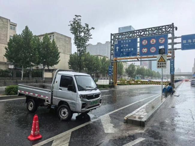 郑州多路段积水严重有汽车被困水中