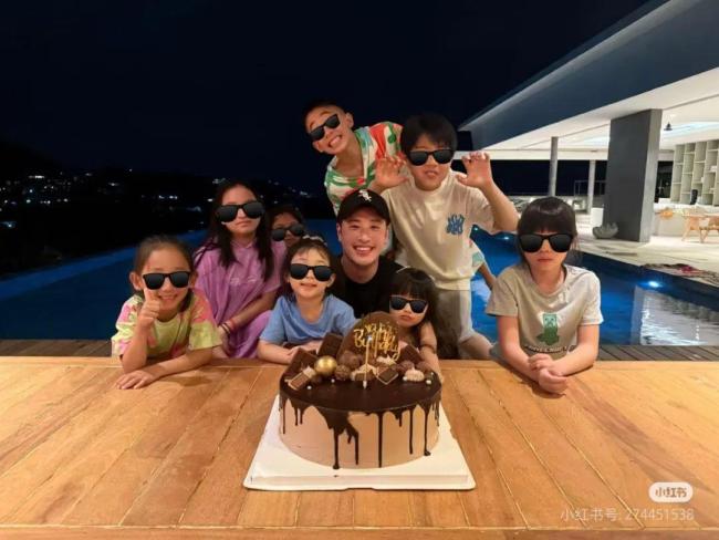 潘玮柏女儿正面近照 生日庆祝中温馨亮相