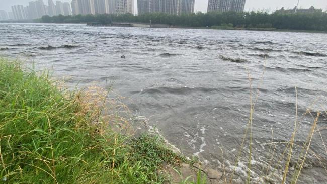 郑州贾鲁河水位暴涨