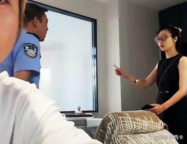 女子称在理发店洗头时被性骚扰 误触还是故意？
