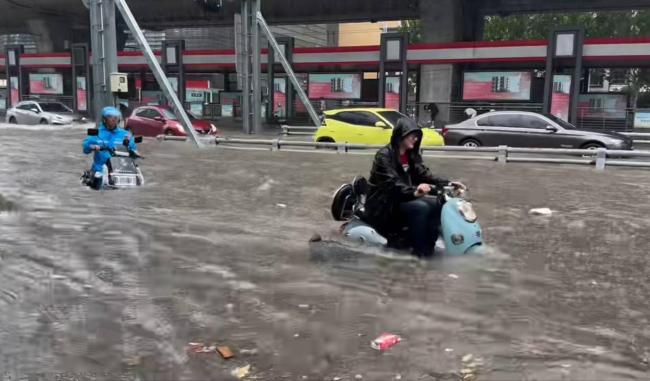 郑州暴雨致道路积水