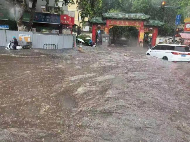 郑州暴雨：立即停产停业停课停运 防汛应急响应升至三级