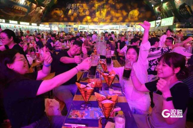 万名韩国游客游青岛啤酒节