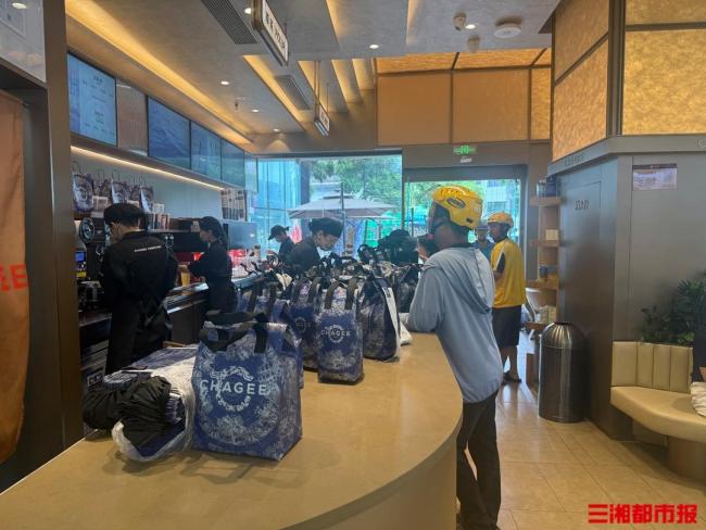 長沙市民“秋天榜首杯奶茶”熱心高 排隊兩小時也要喝