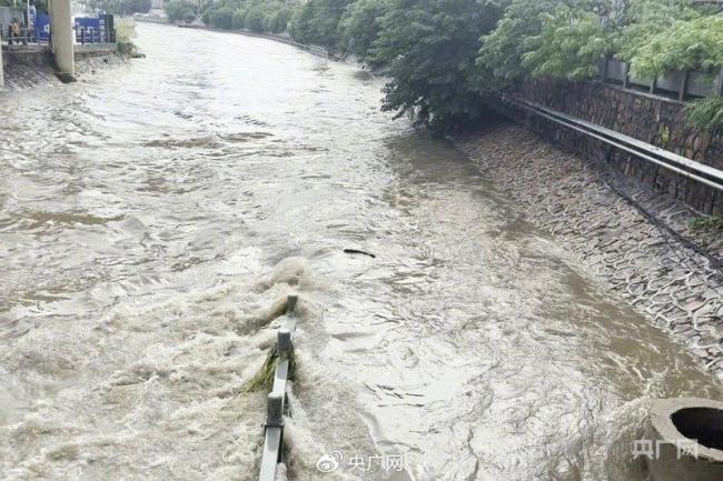 郑州局地遭遇大暴雨 暴雨红色预警生效中