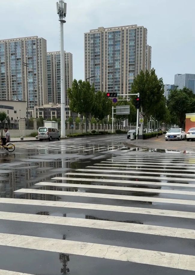 暴雨后郑州市区交通秩序已恢复正常