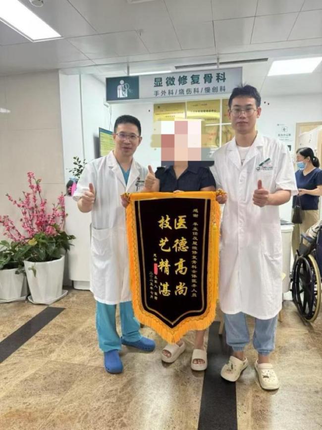 医生用脚趾再造手指3天后能屈伸 8岁男孩重获新生