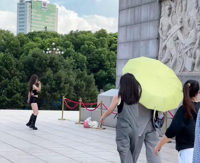 女子在纪念塔前辣舞 管理处：不允许